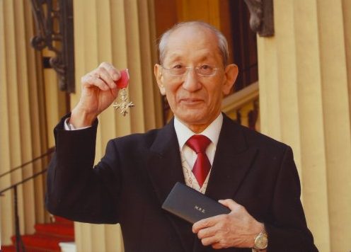 Maître Harada avec la médaille de Member of the Order of the British Empire